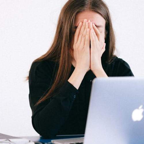 Az ülő munkavégzés hatása az egészségre: tények, kockázatok és a megelőzés módjai